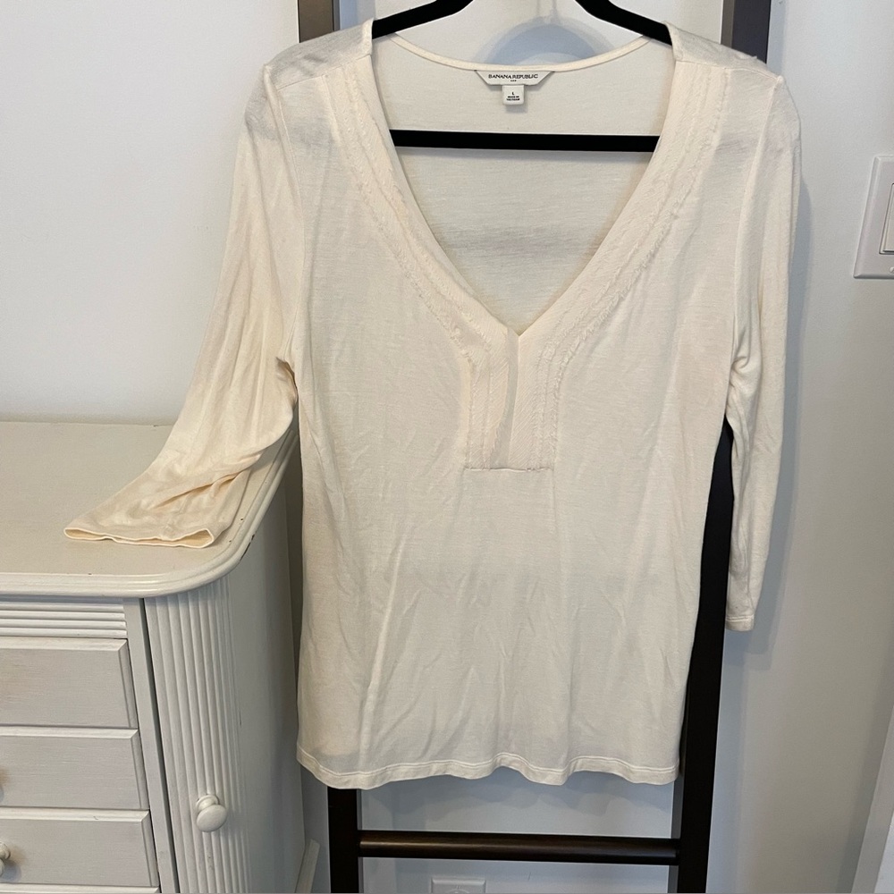 Banana Republic t shirt. Size L. Lovely cream boho colour! EUC.